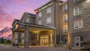 Un hotel Best Western Plus con fachada de ladrillo, varias ventanas y un acceso cubierto.