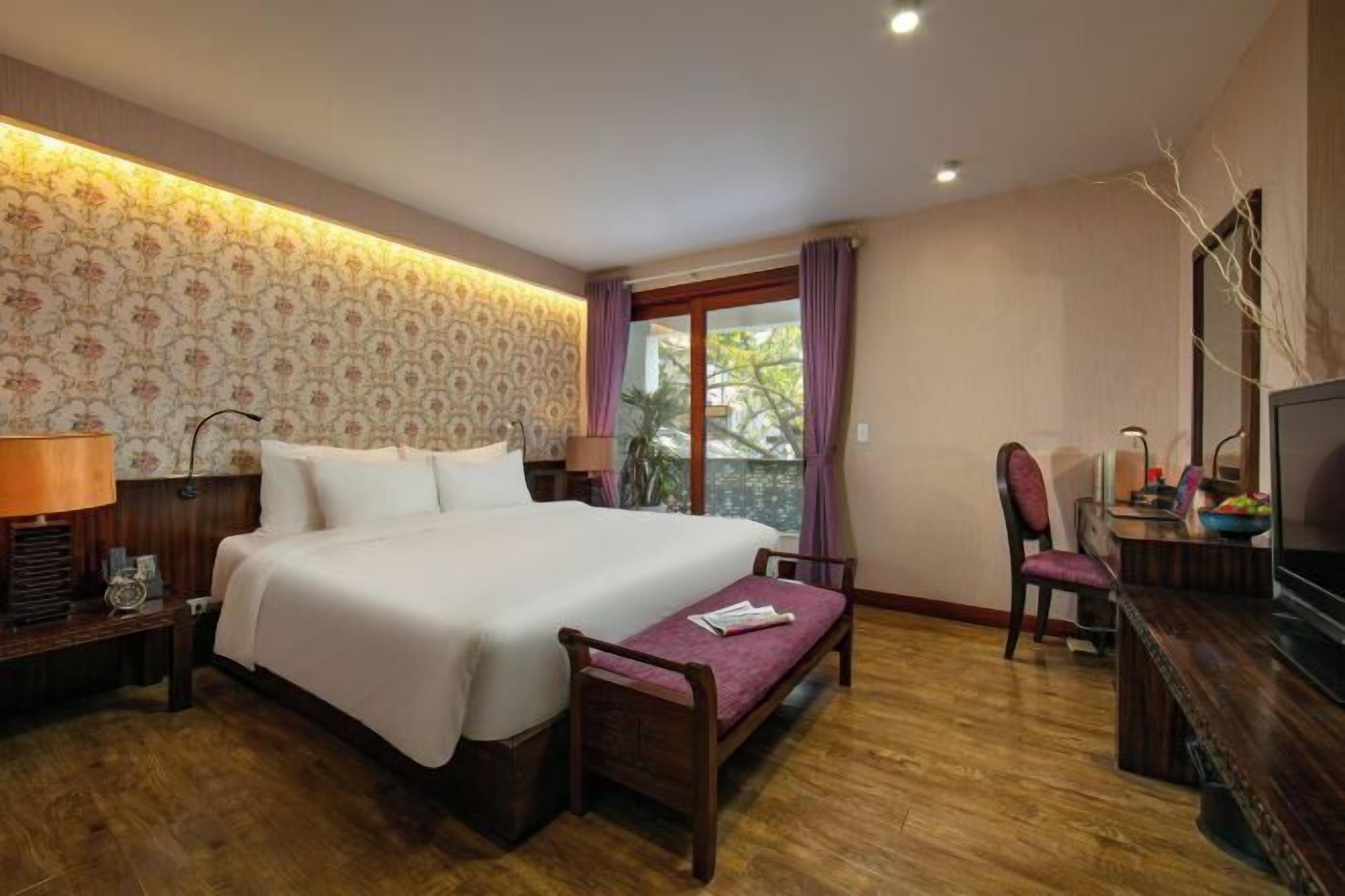 Premium bedding, pillow-top beds, minibar, in-room safe