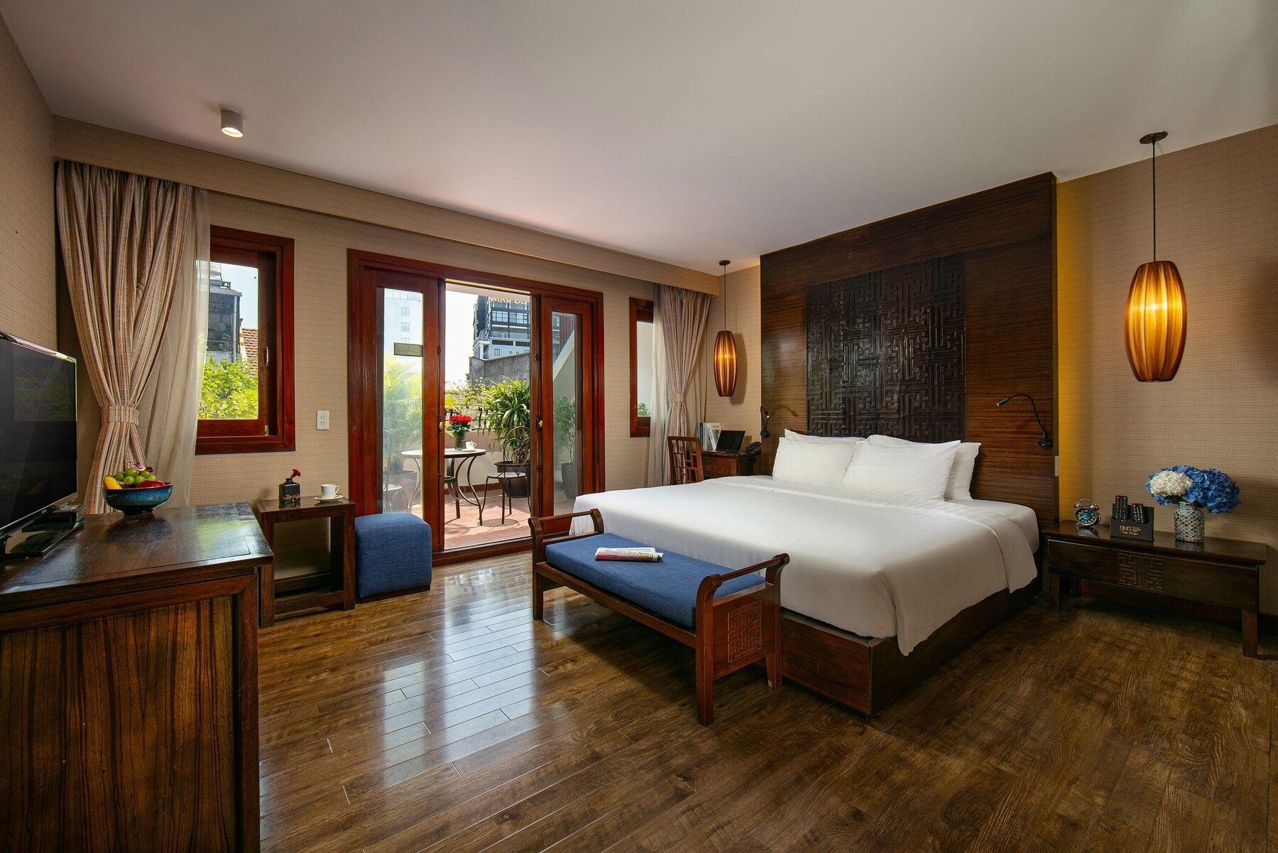 Premium bedding, pillow-top beds, minibar, in-room safe
