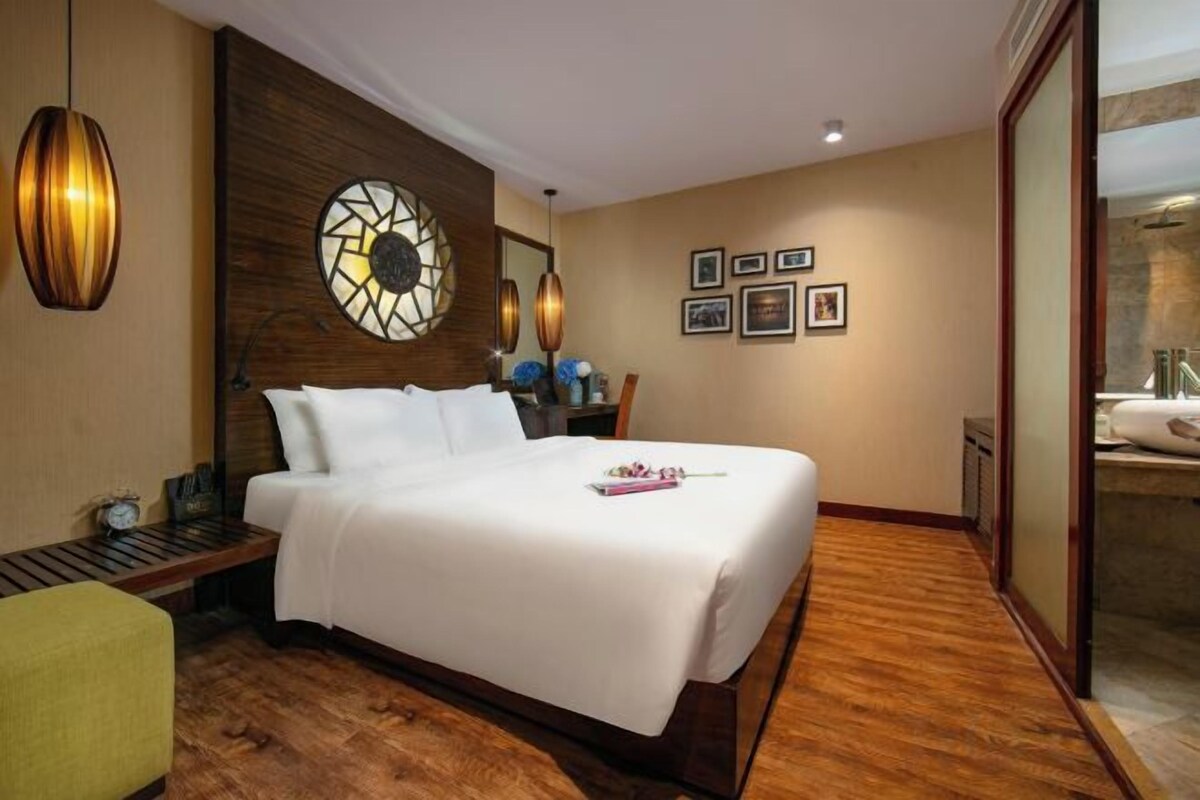 Premium bedding, pillowtop beds, minibar, in-room safe