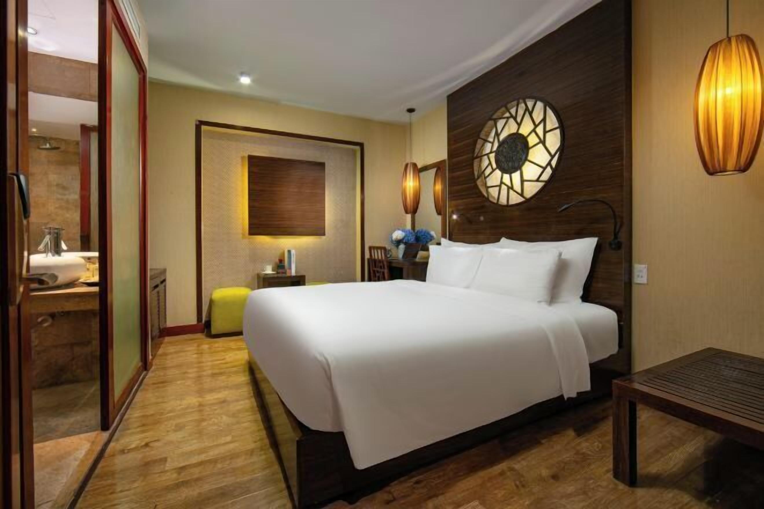 Premium bedding, pillow-top beds, minibar, in-room safe
