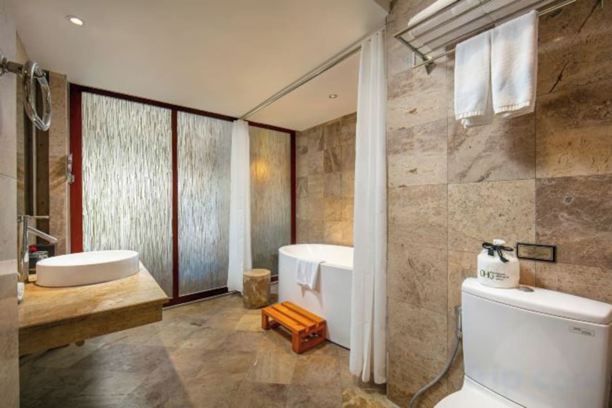 Shower, hydromassage showerhead, free toiletries, hair dryer