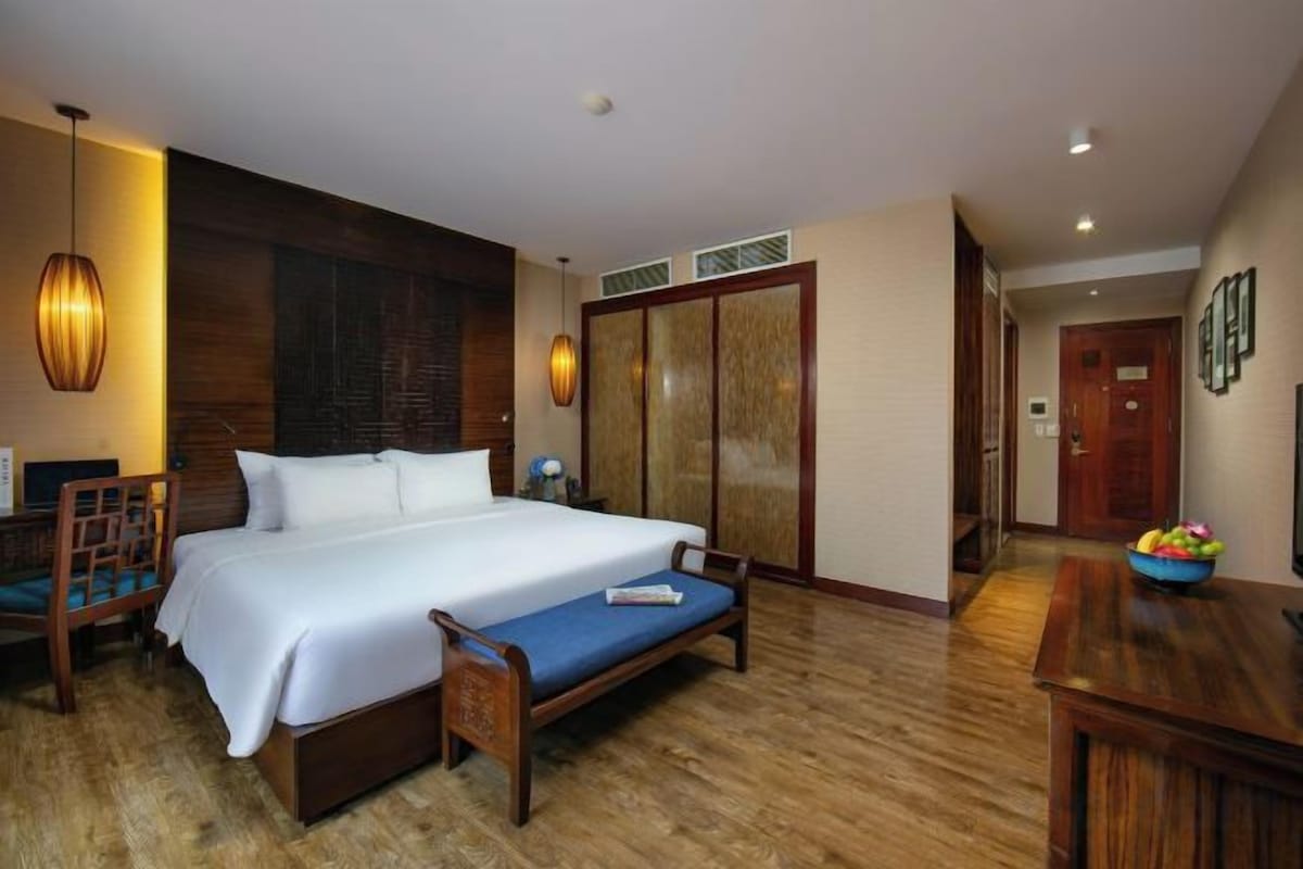 Premium bedding, pillow-top beds, minibar, in-room safe