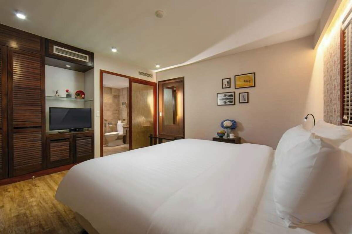 Premium bedding, pillow-top beds, minibar, in-room safe