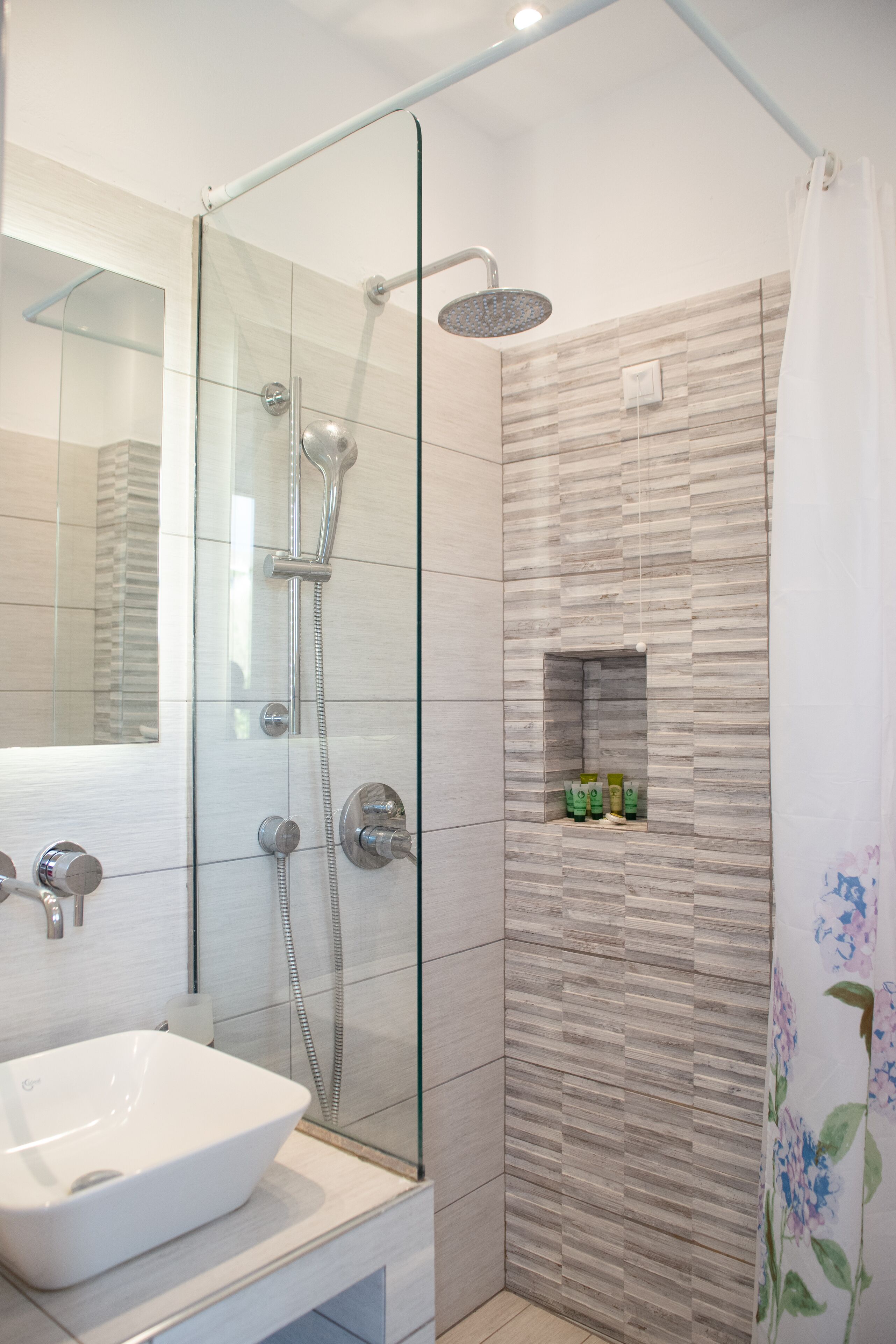 standard room, sea view | bathroom | shower, towels