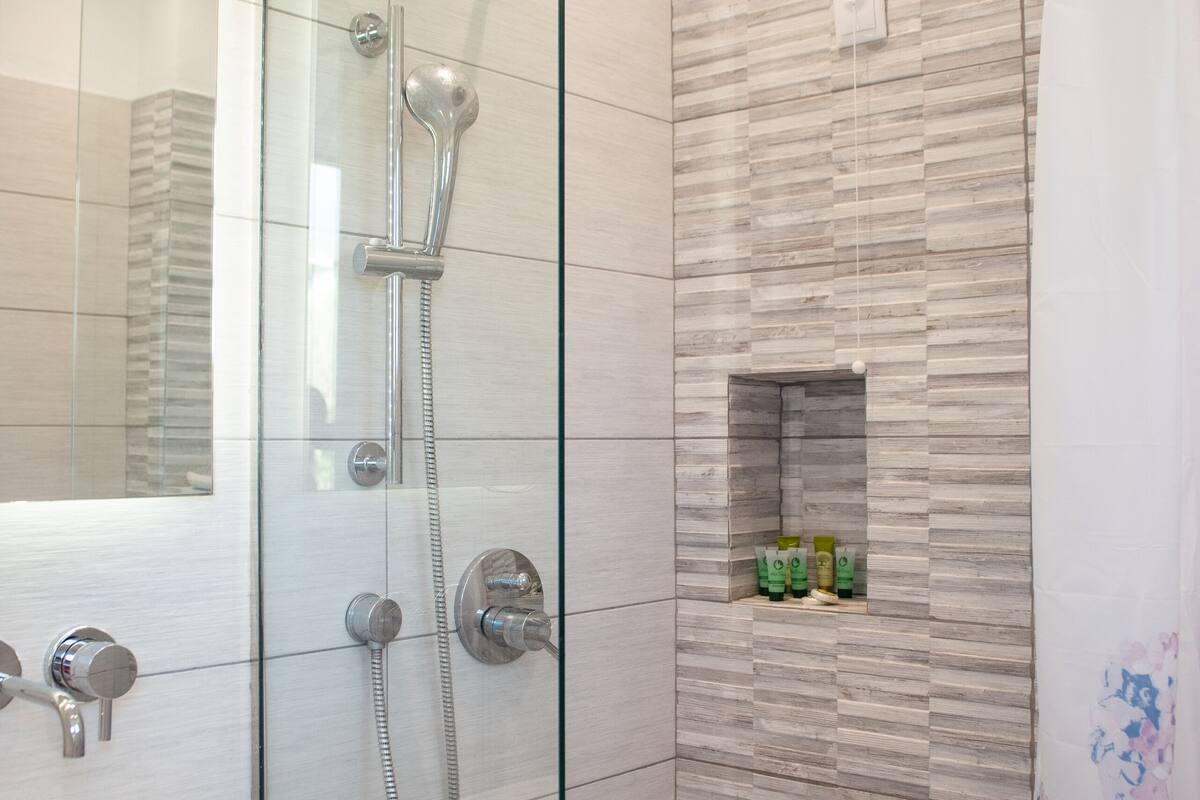 standard room, sea view | bathroom | shower, towels
