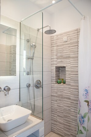 Standard Room, Sea View | Bathroom | Shower, towels - Adonis Hotel Naxos (Naxos)