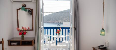 Cubrecamas, sistema de insonorización y tabla de planchar con plancha