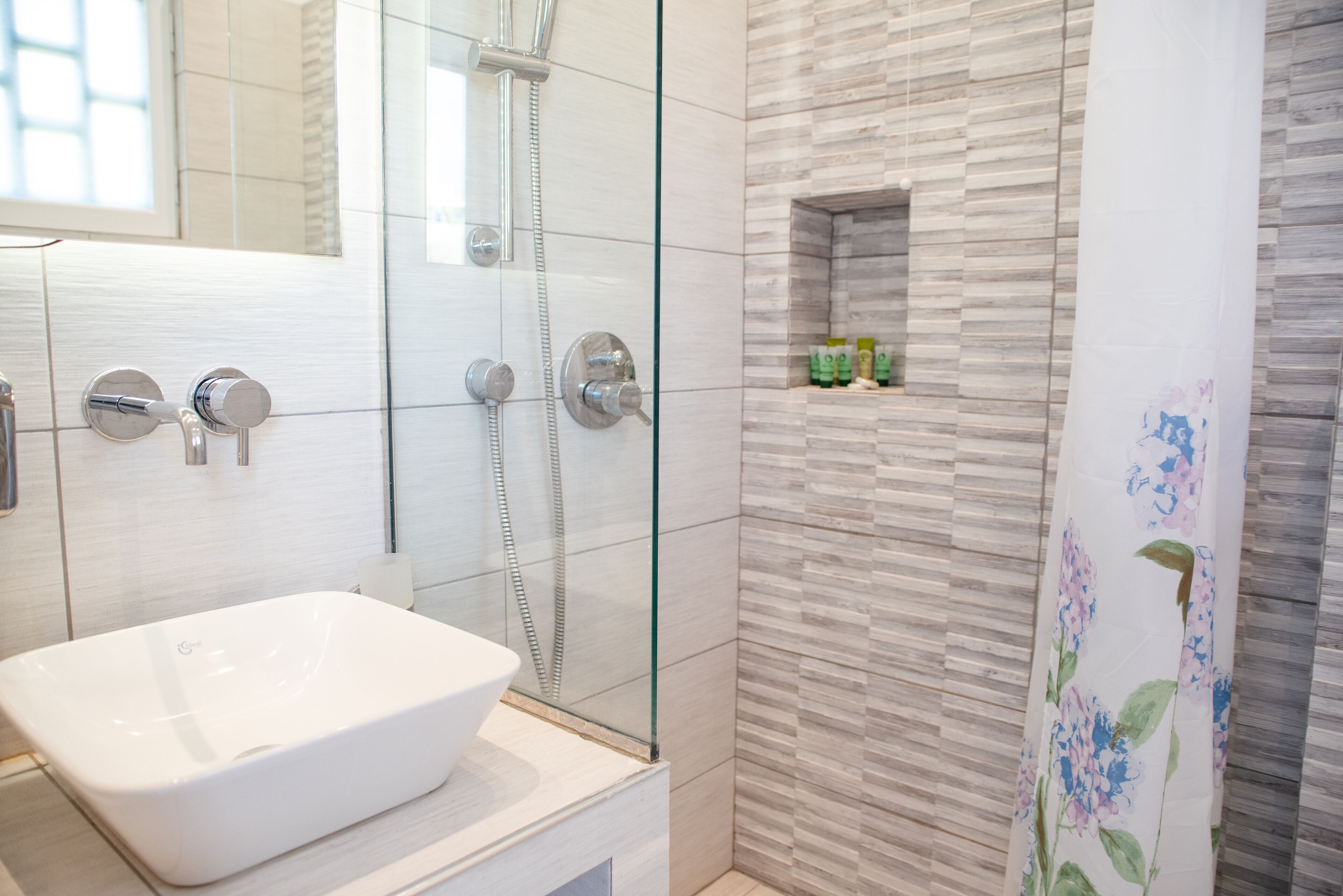 standard room, sea view | bathroom | shower, towels