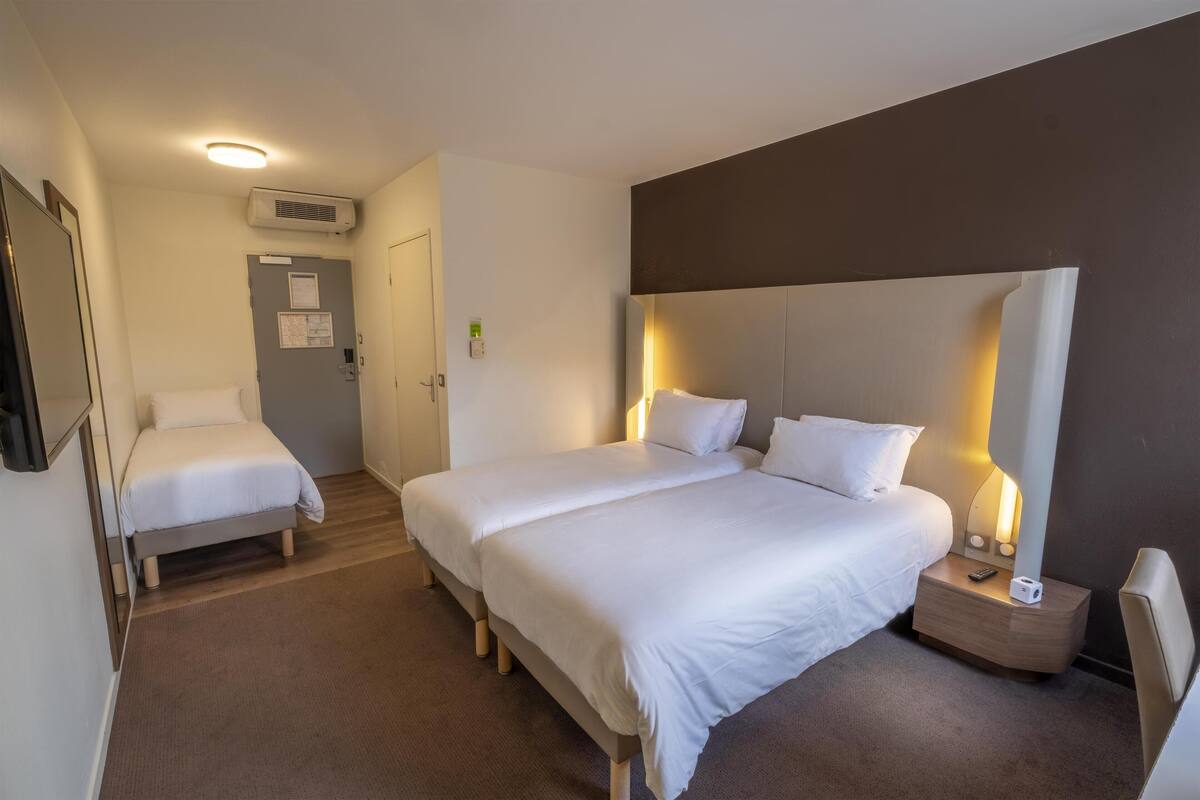 Quarto standard, 3 camas de solteiro | Roupas de cama premium, escrivaninha, espaço de trabalho para notebook