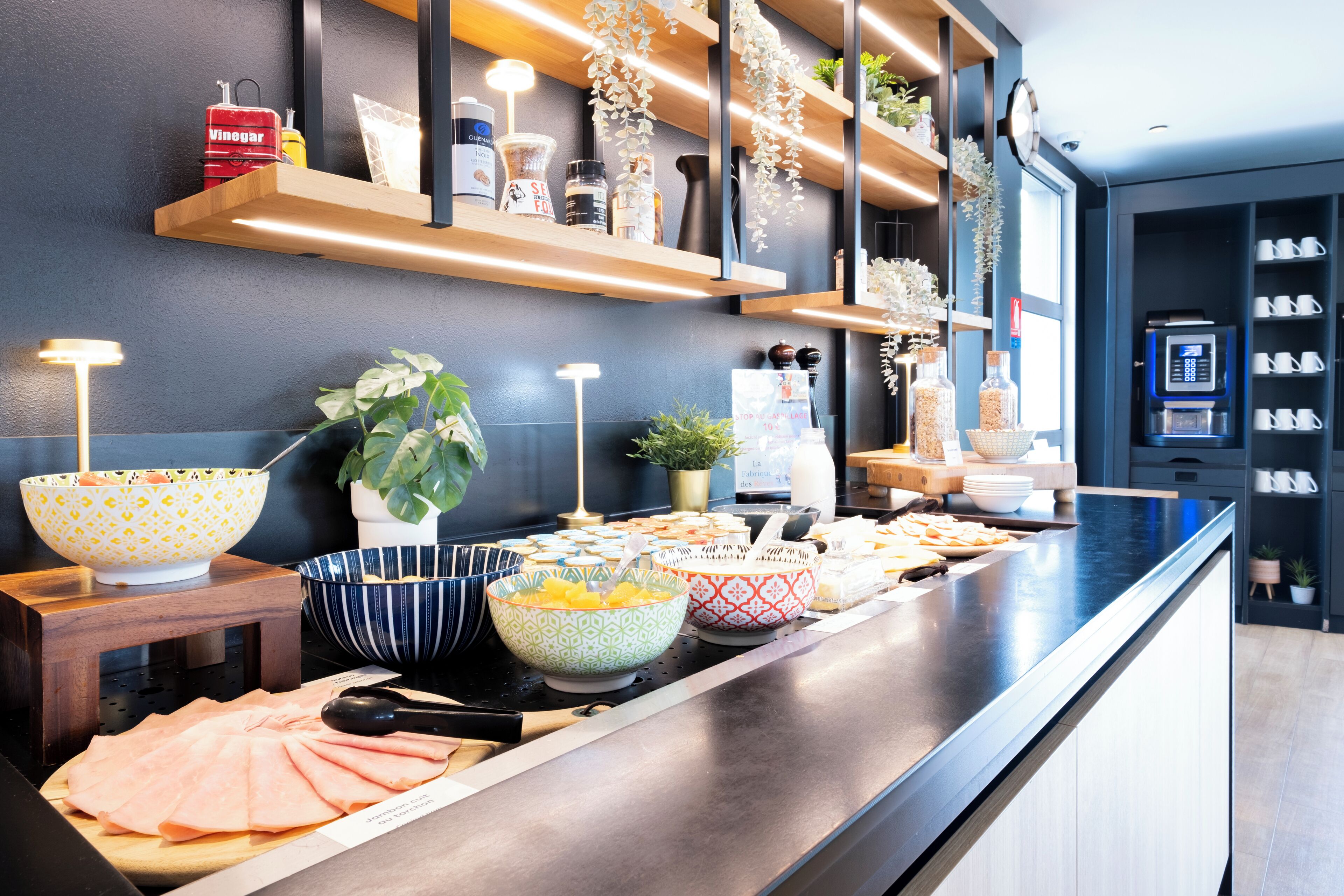 Desayuno buffet diario (EUR 16.90 por persona)