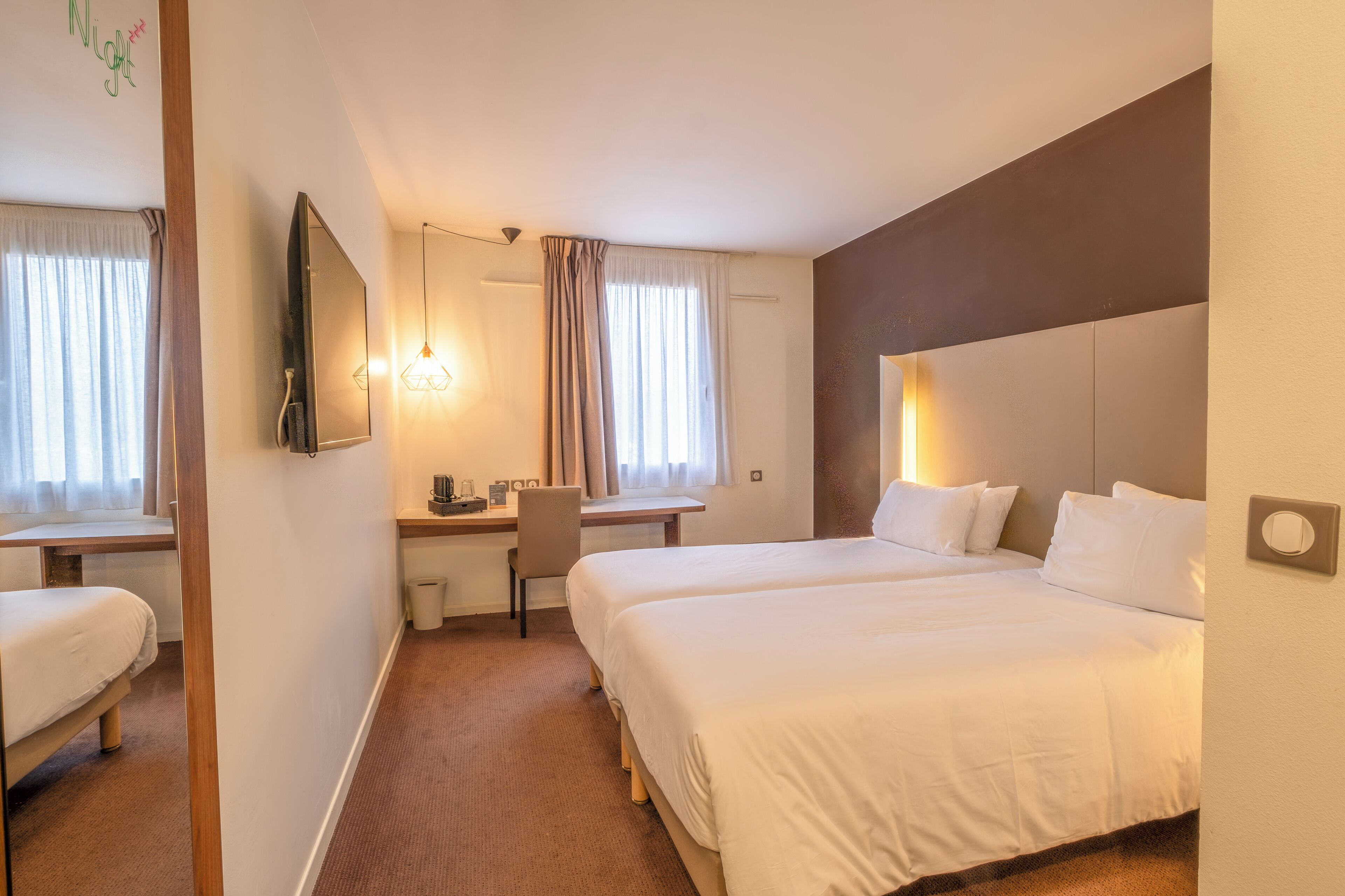 Sengetøy av topp kvalitet, individuelt innredet og skrivebord