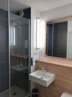 Regadera, amenidades de baño ecológicas, secadora de cabello, toallas 