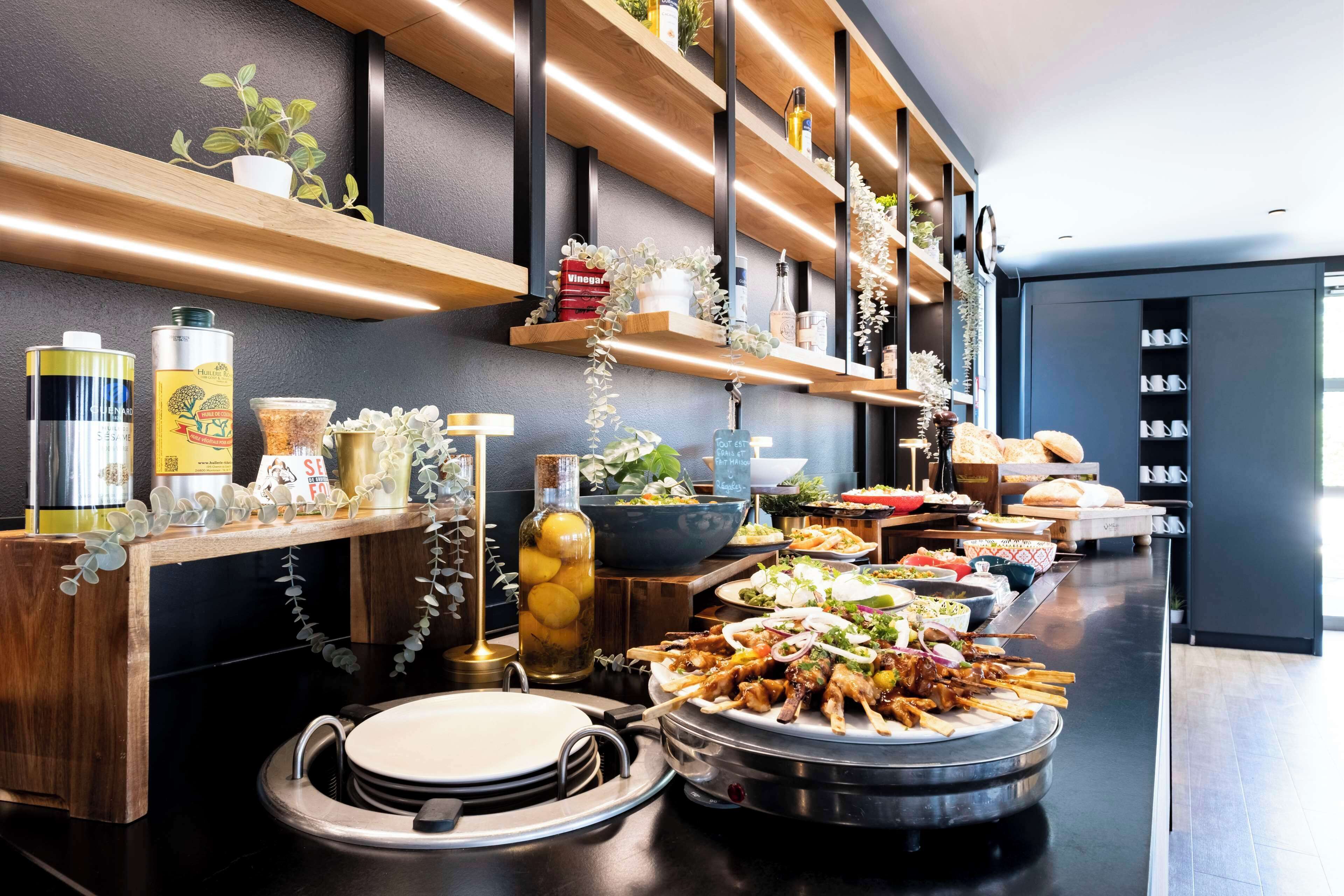 Breakfast, lunch, dinner served; French cuisine 