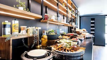 Serveert ontbijt, lunch, diner, Franse gerechten