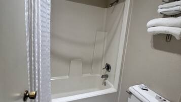 Combined shower/bathtub, free toiletries, hair dryer, towels