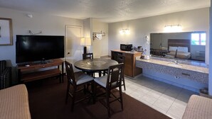 客房, 多張床, 非吸煙房 (3 Double Beds Deluxe) | 房內用餐區