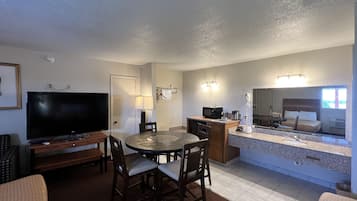 客房, 多張床, 非吸煙房 (3 Double Beds Deluxe) | 房內用餐區