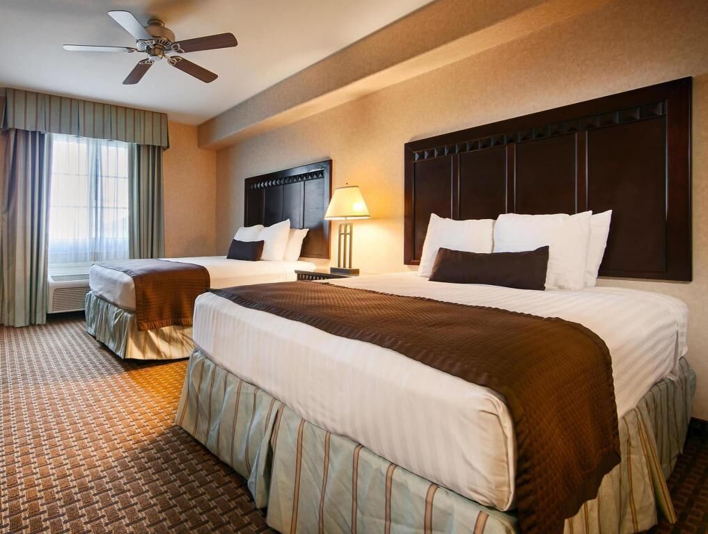 خزنة داخل الغرفة وبديكورات فريدة لكل غرفة وطراز فريد لكل وحدة ومكتب