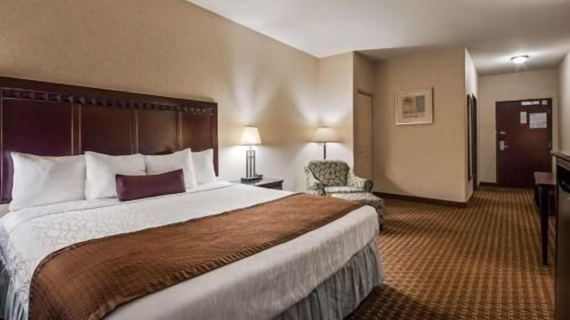 خزنة داخل الغرفة وبديكورات فريدة لكل غرفة وطراز فريد لكل وحدة ومكتب