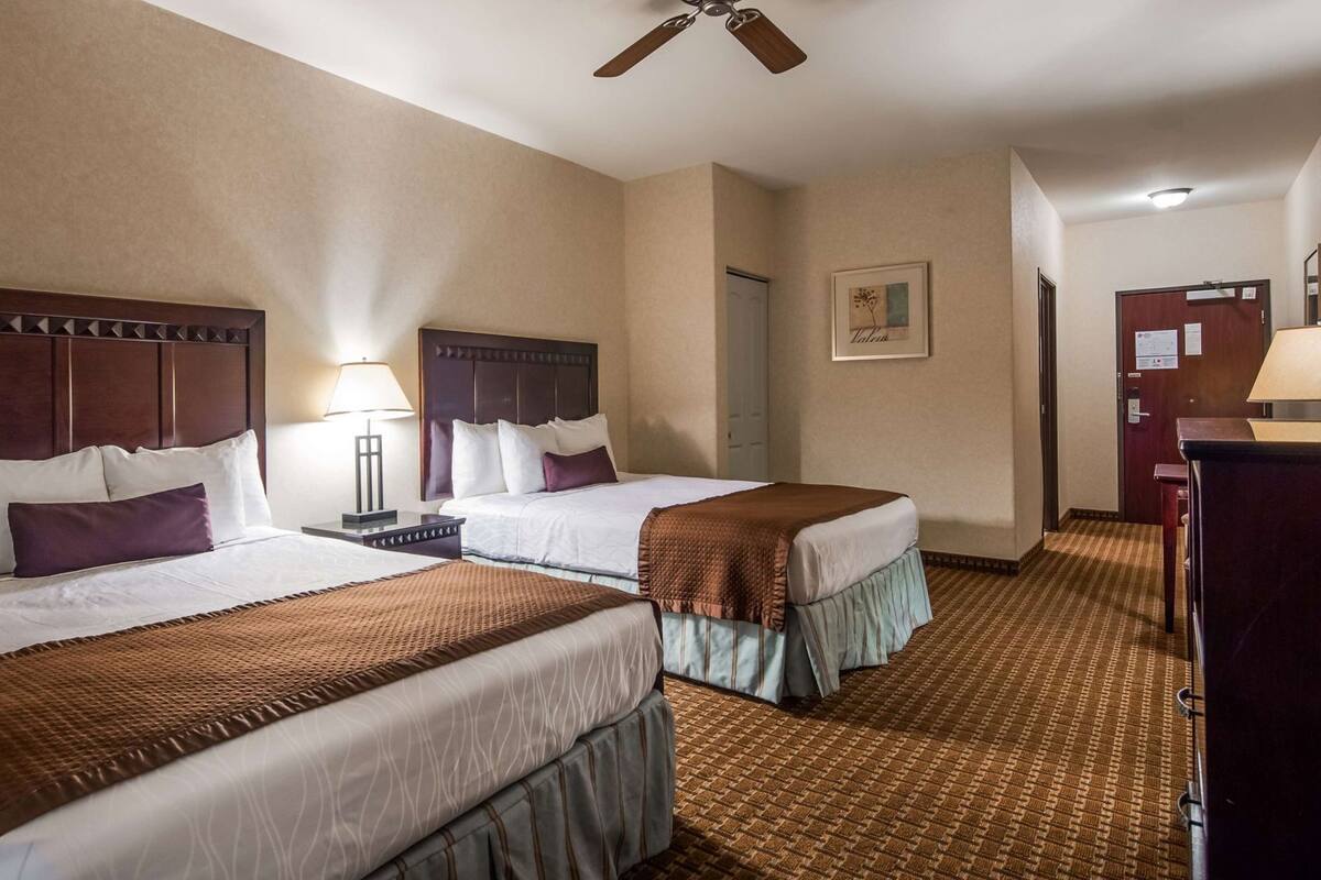 خزنة داخل الغرفة وبديكورات فريدة لكل غرفة وطراز فريد لكل وحدة ومكتب