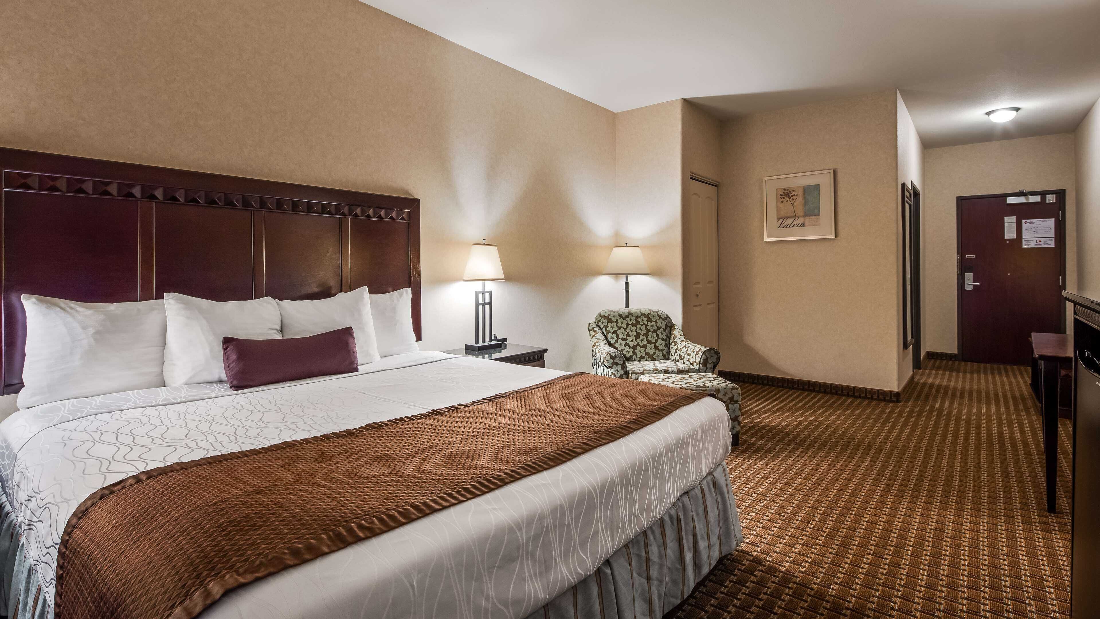 خزنة داخل الغرفة وبديكورات فريدة لكل غرفة وطراز فريد لكل وحدة ومكتب