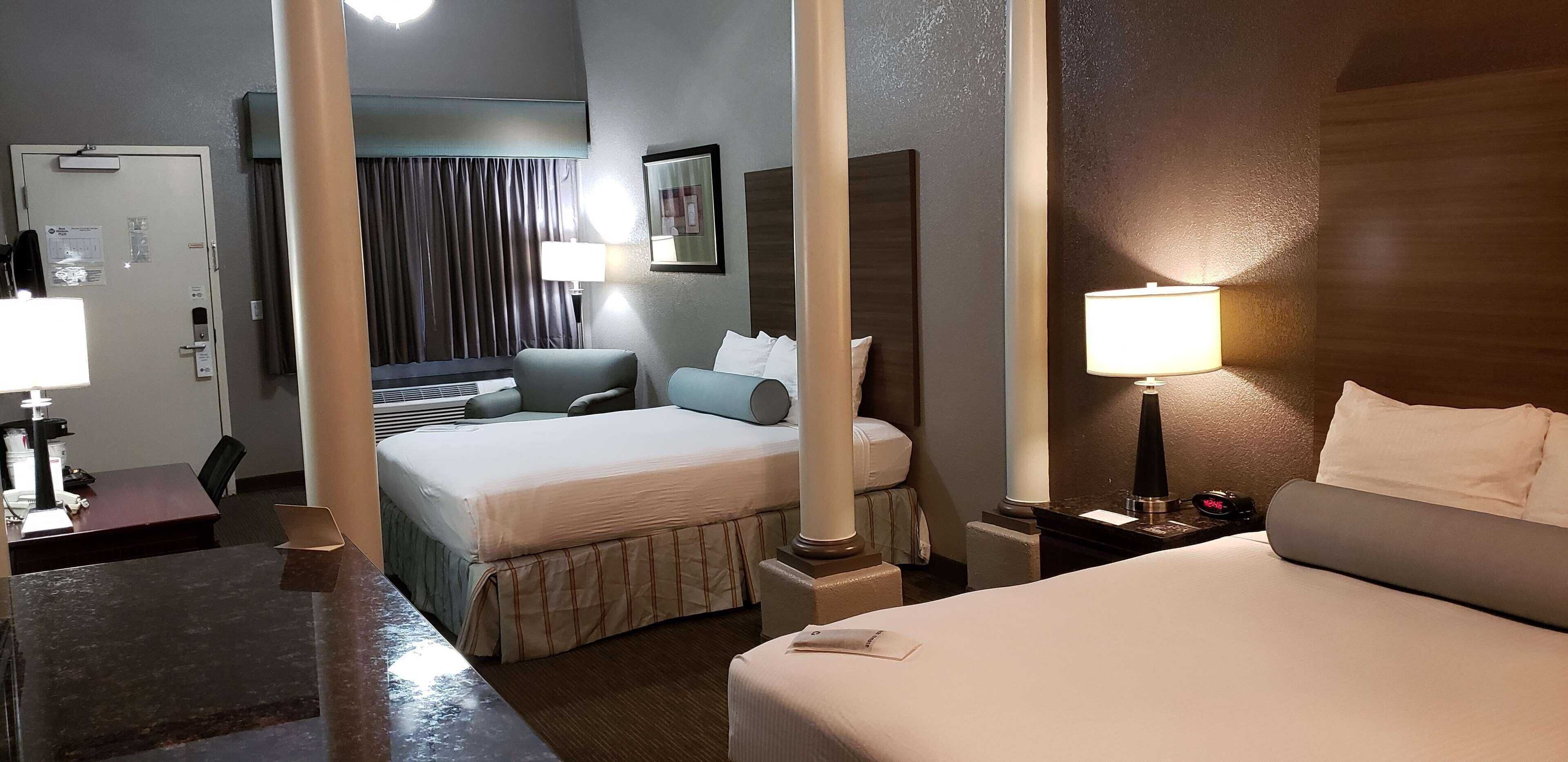 خزنة داخل الغرفة وبديكورات فريدة لكل غرفة وطراز فريد لكل وحدة ومكتب