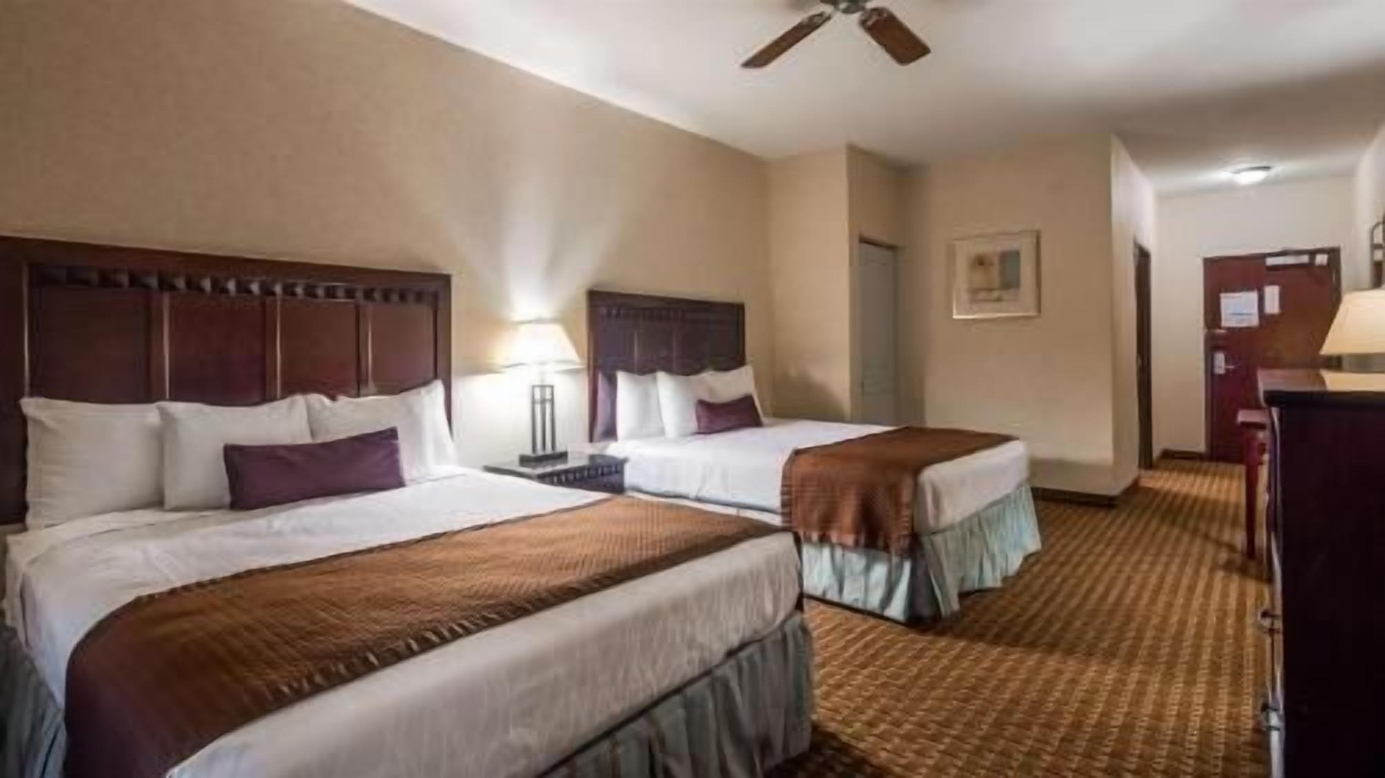 خزنة داخل الغرفة وبديكورات فريدة لكل غرفة وطراز فريد لكل وحدة ومكتب