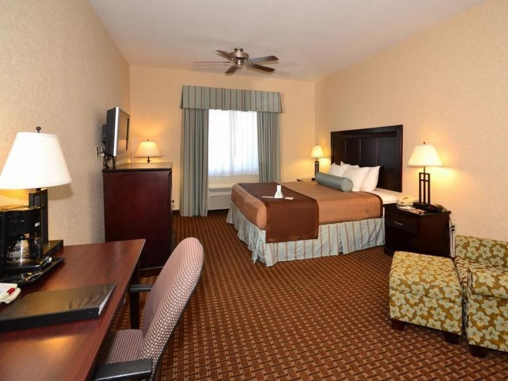 خزنة داخل الغرفة وبديكورات فريدة لكل غرفة وطراز فريد لكل وحدة ومكتب