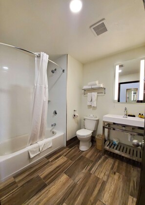 Articles de toilette (gratuits), séchoir à cheveux, serviettes fournies