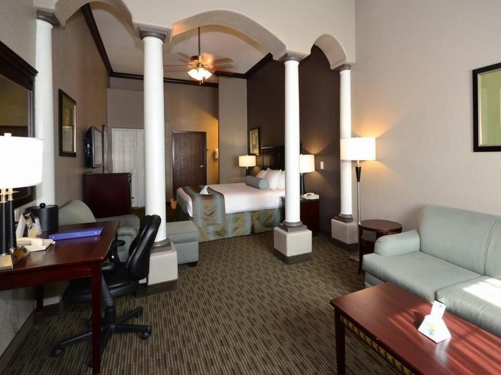 خزنة داخل الغرفة وبديكورات فريدة لكل غرفة وطراز فريد لكل وحدة ومكتب