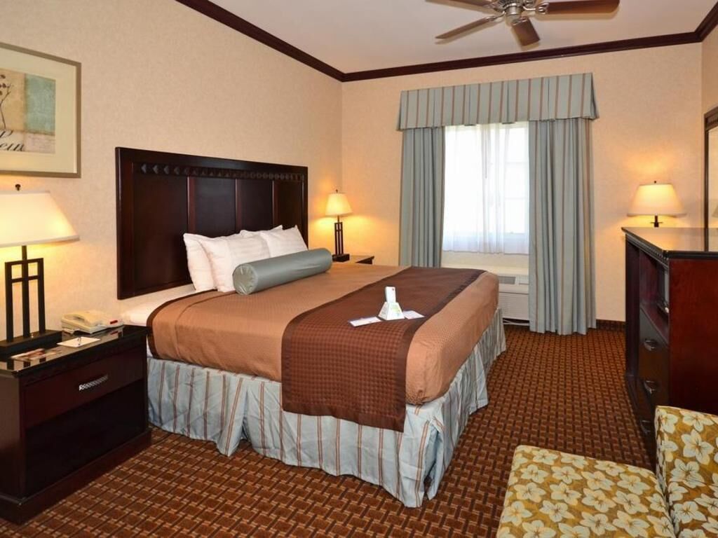 خزنة داخل الغرفة وبديكورات فريدة لكل غرفة وطراز فريد لكل وحدة ومكتب