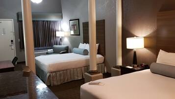 Een hotelkamer met een bed, een bureau, een stoel en een lamp.