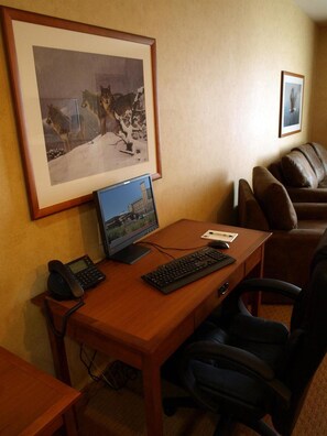 In-room safe, desk, laptop workspace, iron/ironing board - Diamond Mountain Casino Hotel (Susanville)
