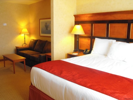 Quarto luxo, 1 cama King (Mini Suite King Bed) | Cofres nos quartos, escrivaninha, espaço de trabalho para notebook. Diamond Mountain Casino Hotel