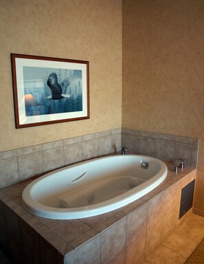 55-inch flat-screen TV with cable channels, TV - Diamond Mountain Casino Hotel (Susanville)