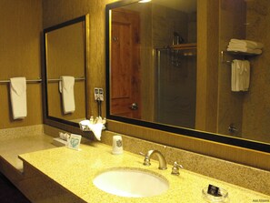Deluxe Room, 1 King Bed (Business Suite) | Bathroom