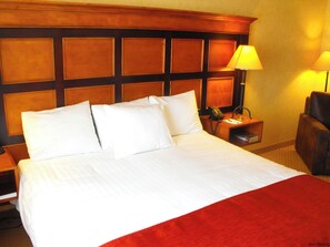 In-room safe, desk, laptop workspace, iron/ironing board - Diamond Mountain Casino Hotel (Susanville)