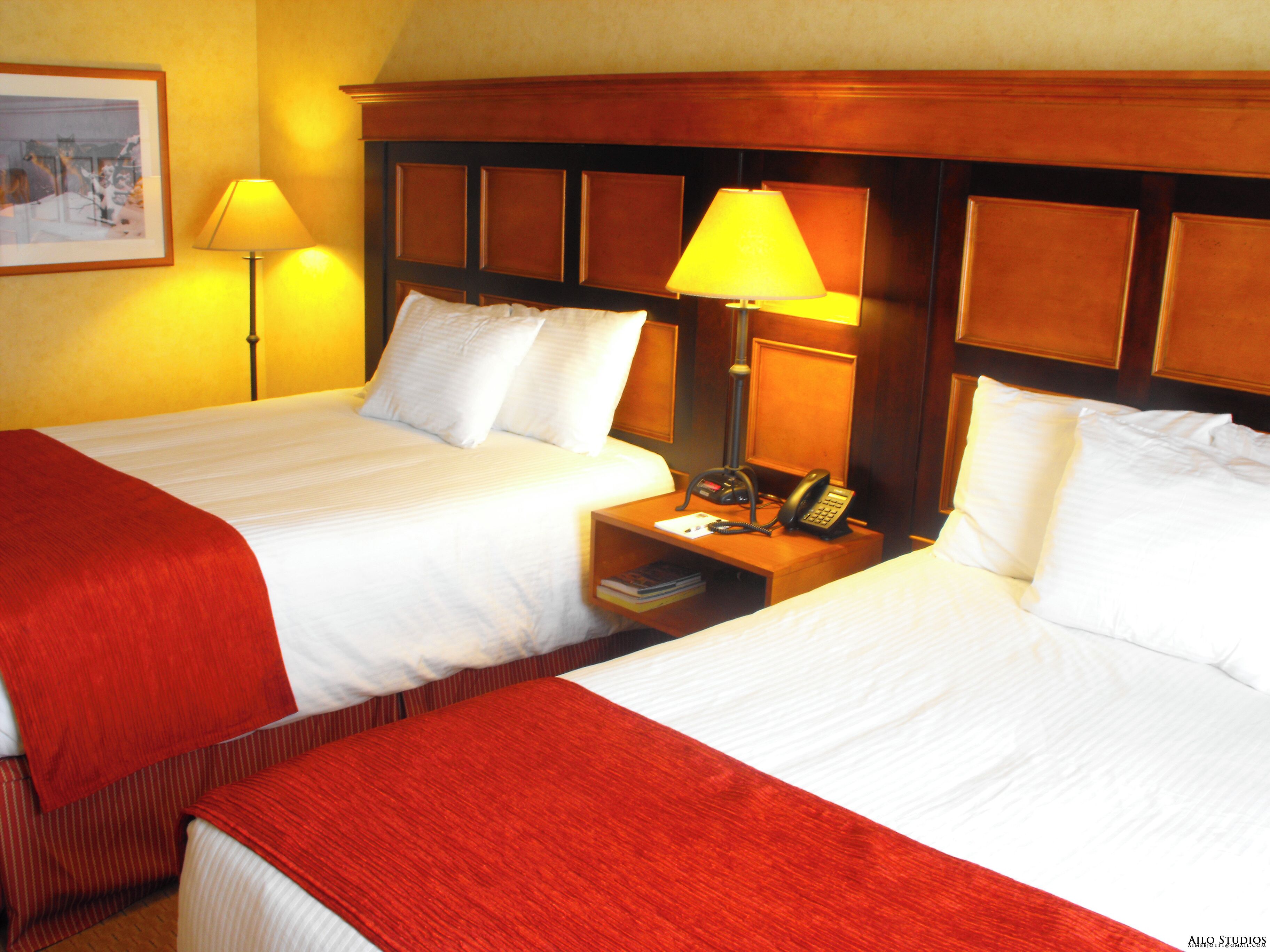 Pengeskab på værelset, skrivebord, arbejdsområde til bærbare computere