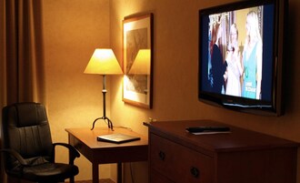 客房内保险箱、办公桌、笔记本电脑工作区、熨斗/熨衣板