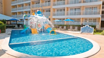 Piscine extérieure, chaises longues