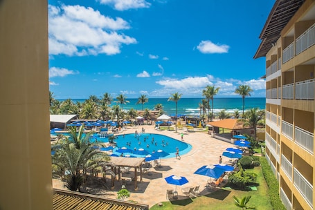 Una piscina al aire libre, sillones reclinables de piscina
