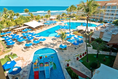 Una piscina al aire libre, sillones reclinables de piscina. Gran Hotel Stella Maris Urban Resort & Conventions