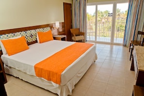 Superior Vista Lateral Mar | Frigobar, cofres nos quartos, escrivaninha, Wi-Fi de cortesia