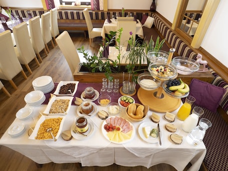 Free daily buffet breakfast. Narnhoferwirt
