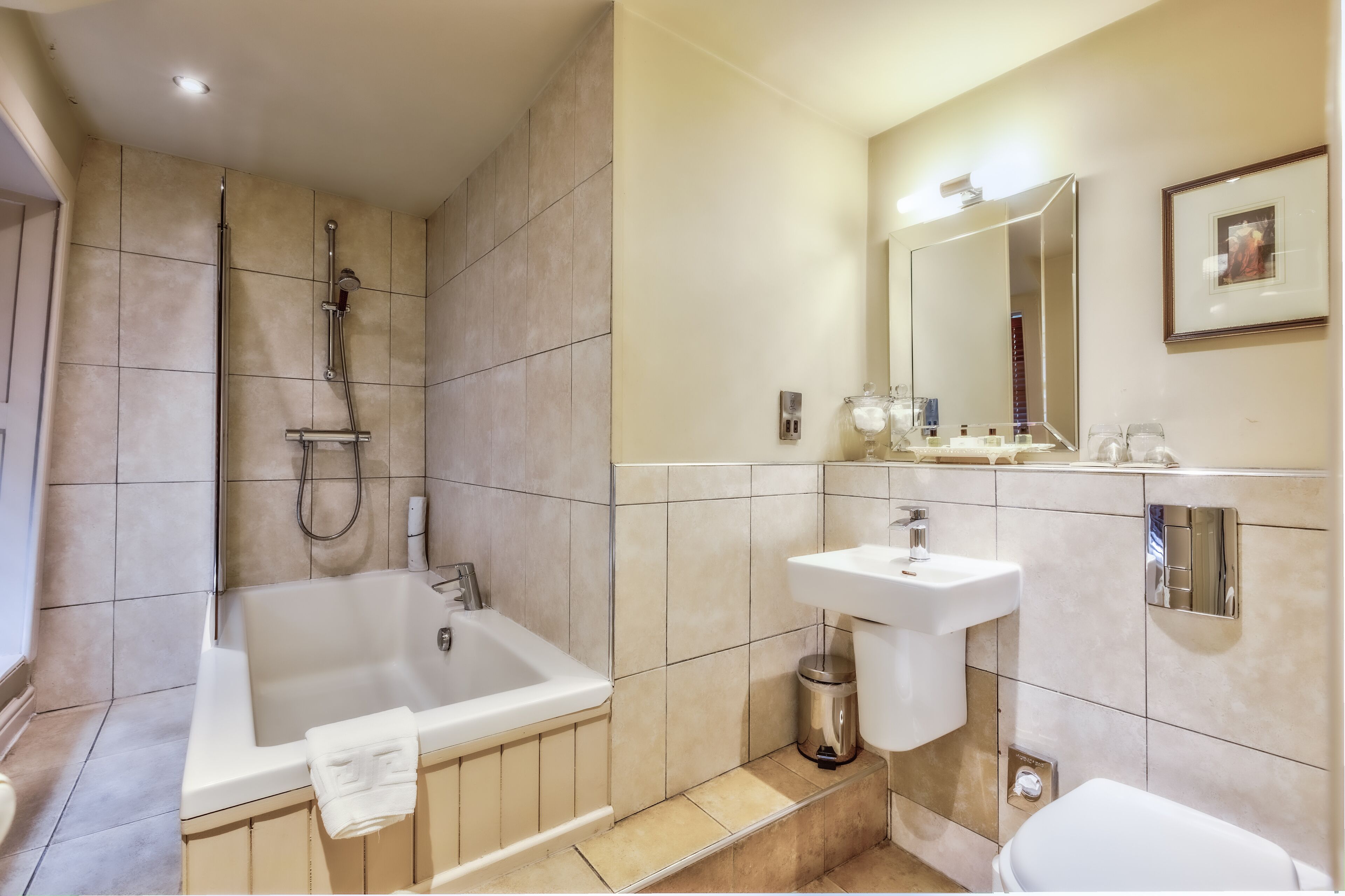 comfort double room | bathroom | combined shower/bathtub, free toiletries, hair dryer, towels