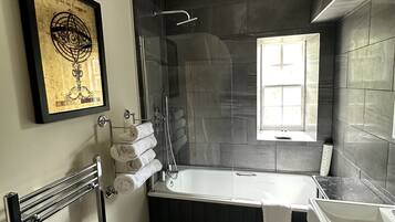Deluxe Double Room | Bathroom | Combined shower/tub, free toiletries, hair dryer, towels