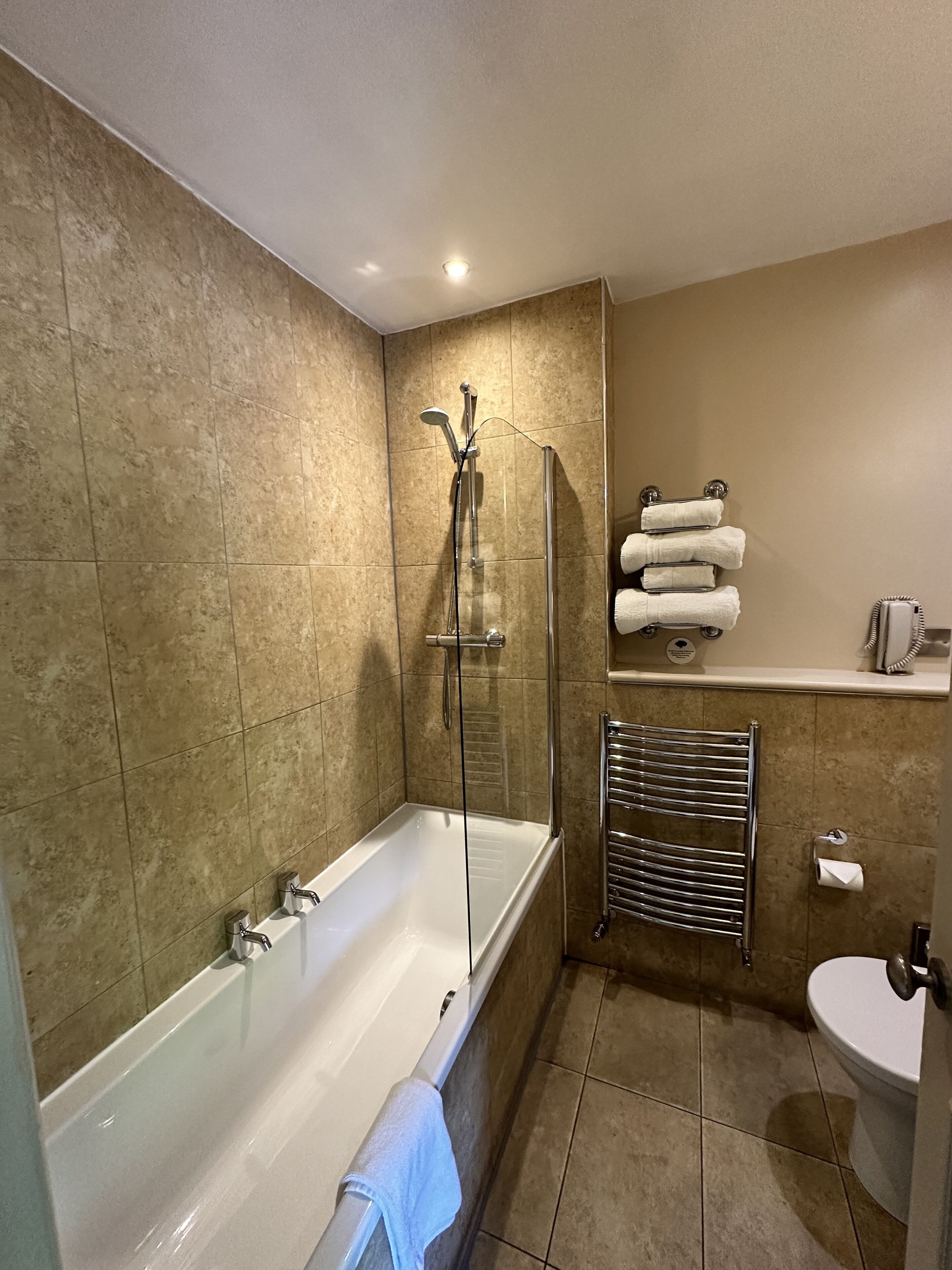 comfort double room | bathroom | combined shower/bathtub, free toiletries, hair dryer, towels