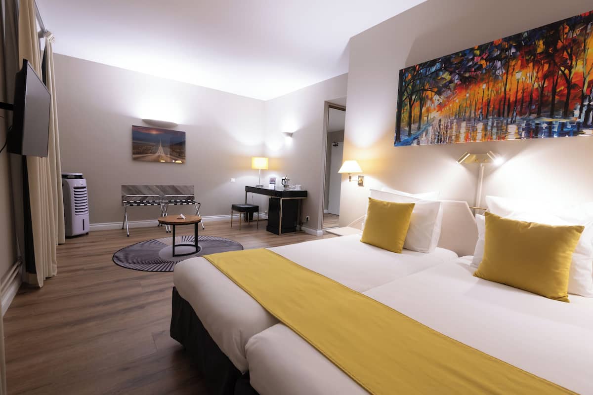 Chambre Supérieure Accessible Aux Personnes à Mobilité Réduite | Gratis produkter i minibaren, pengeskab på værelset