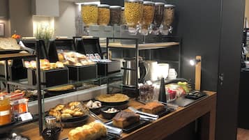 Tägliches Frühstücksbuffet (16.5 EUR pro Person)